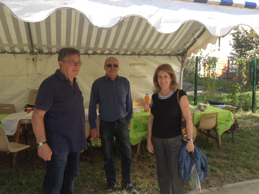 De droite à gauche : Jean-Claude Saveries, président de l'association du jardin partagé des Nouzeaux, Madame Margaté, maire de Malakoff et Jean-Michel Milaret, trésorier. Crédits photo : Eugénie C.